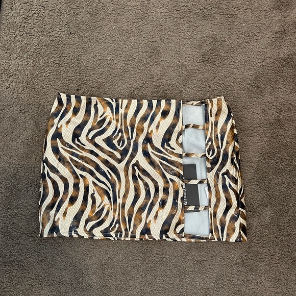 NWT Pretty Little Thing Zebra mini skirt - Picture 2 of 4